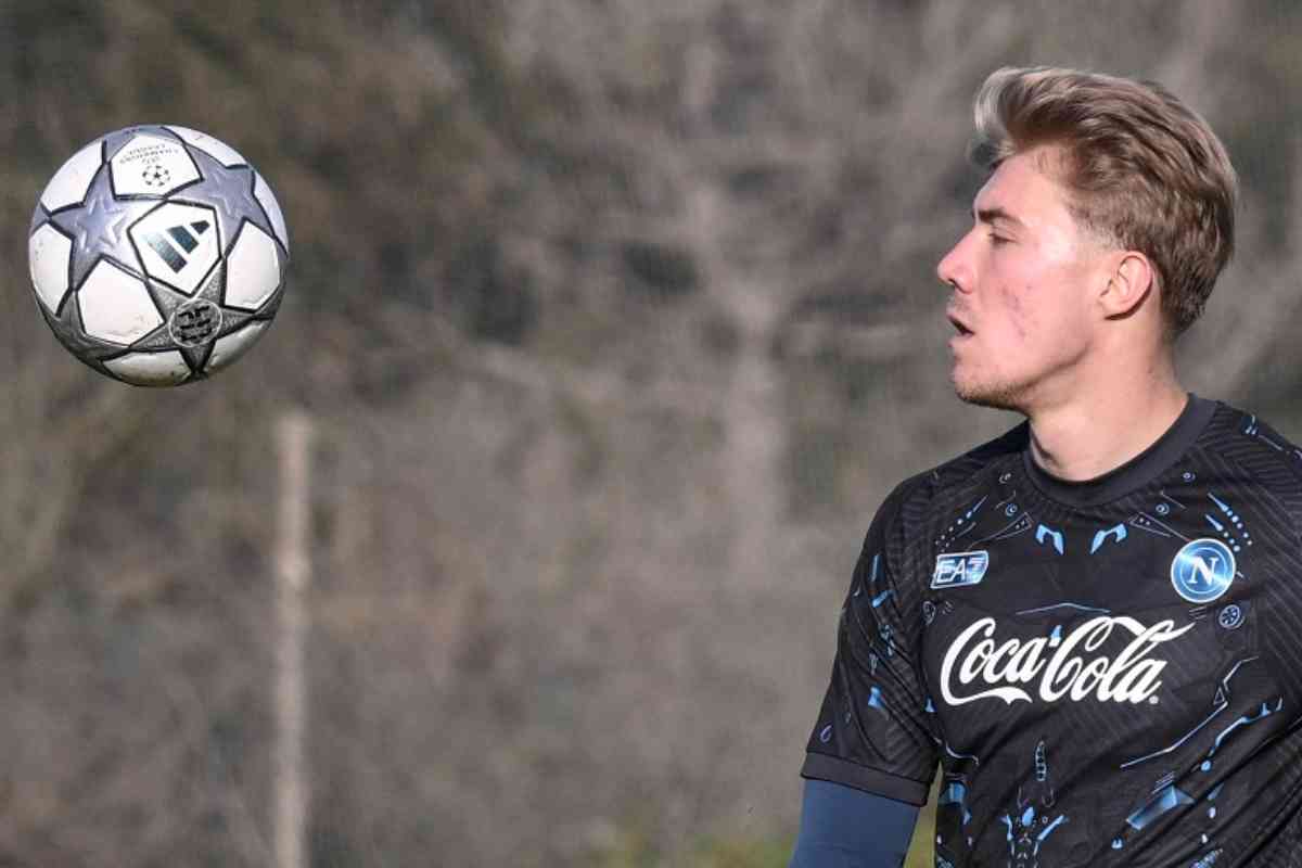 Rasmus Hoijlund si allena con il pallone della Champions League