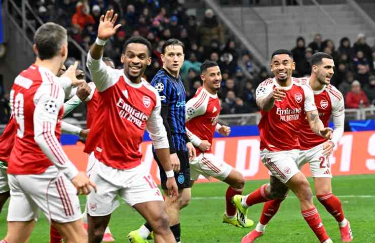 Calciatori dell'Arsenal esultano per un gol fatto all'Inter