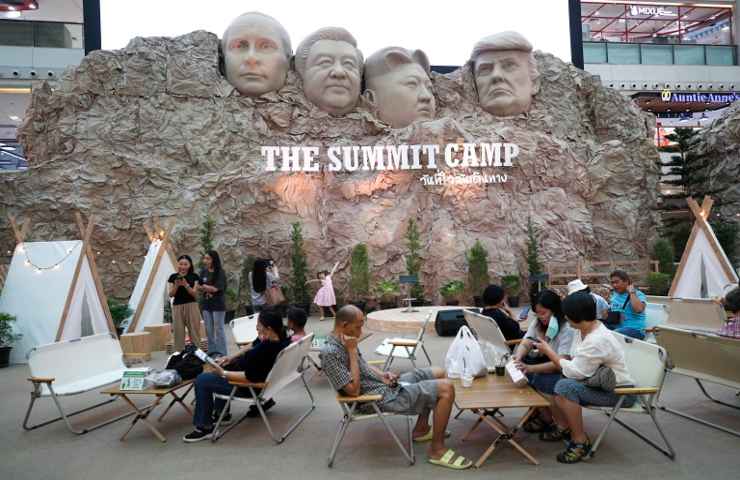 Parodia del Monte Rushmore coi volti di Vladimir Putin, Xi-Jinping, Kim Jong-un e Donald Trump