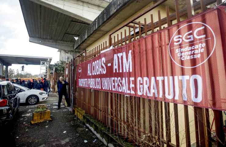 La sigla di AL Cobas durante uno sciopero del personale ATM