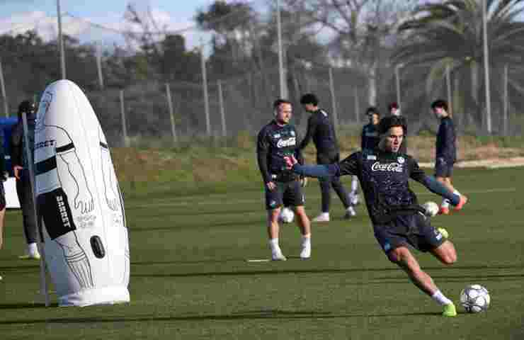 Antonio Vergara al tiro in allenamento con i compagni di squadra del Napoli sullo sfondo
