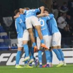 Calciatori del Napoli esultano dopo un gol