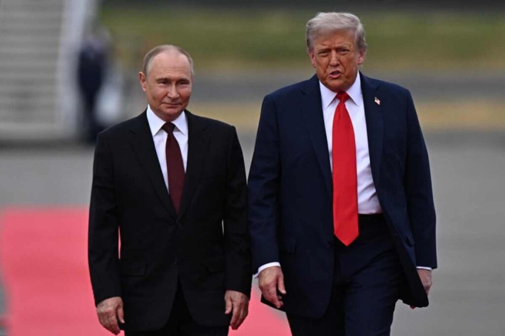 Vladimir Putin e Donald Trump fianco a fianco