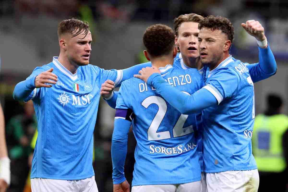 Calciatori del Napoli esultano dopo un gol