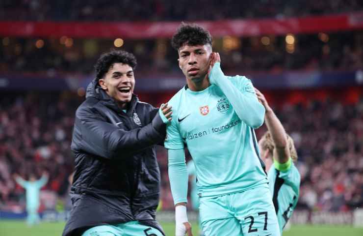 Alisson dello Sporting Lisbona esulta con un compagno dopo un suo gol