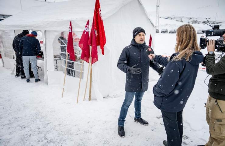 Il primo ministro della Groenlandia, Mute Bourup Egede, durante una intervista