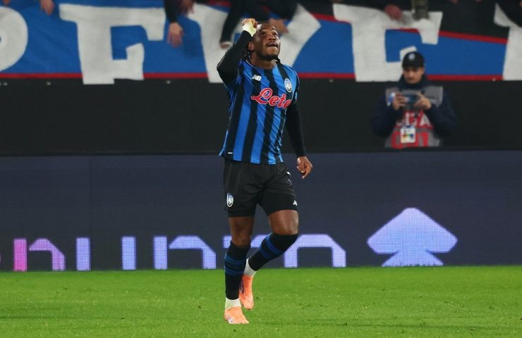 Ademola Lookman esulta con la maglia dell'Atalanta