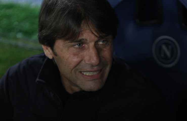 Antonio Conte fa una smorfia di disappunto