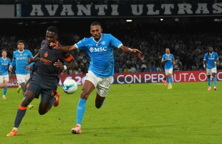 Juan Jesus contrasta Ange-Yoann Bonny in Napoli-Inter