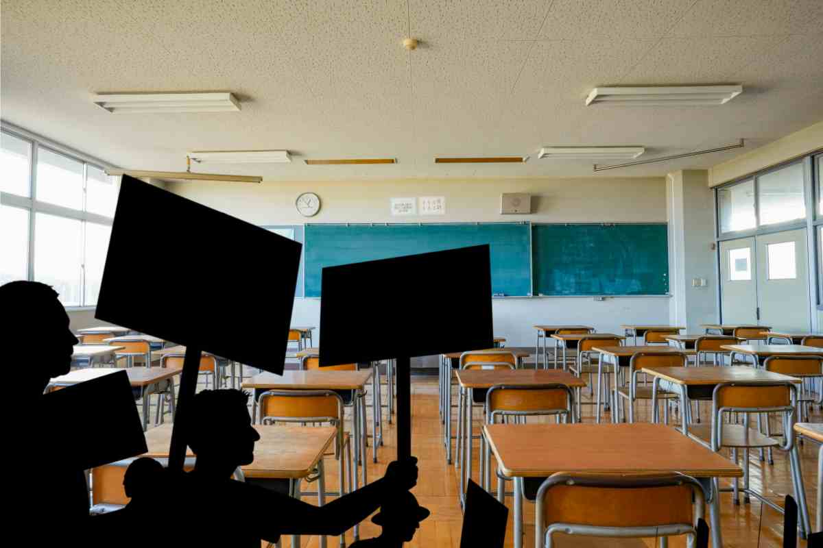 Aula scolastica vuota e sagome di scioperanti