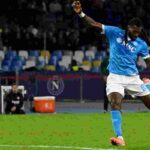 Frank Zambo Anguissa pronto a colpire il pallone per tirare