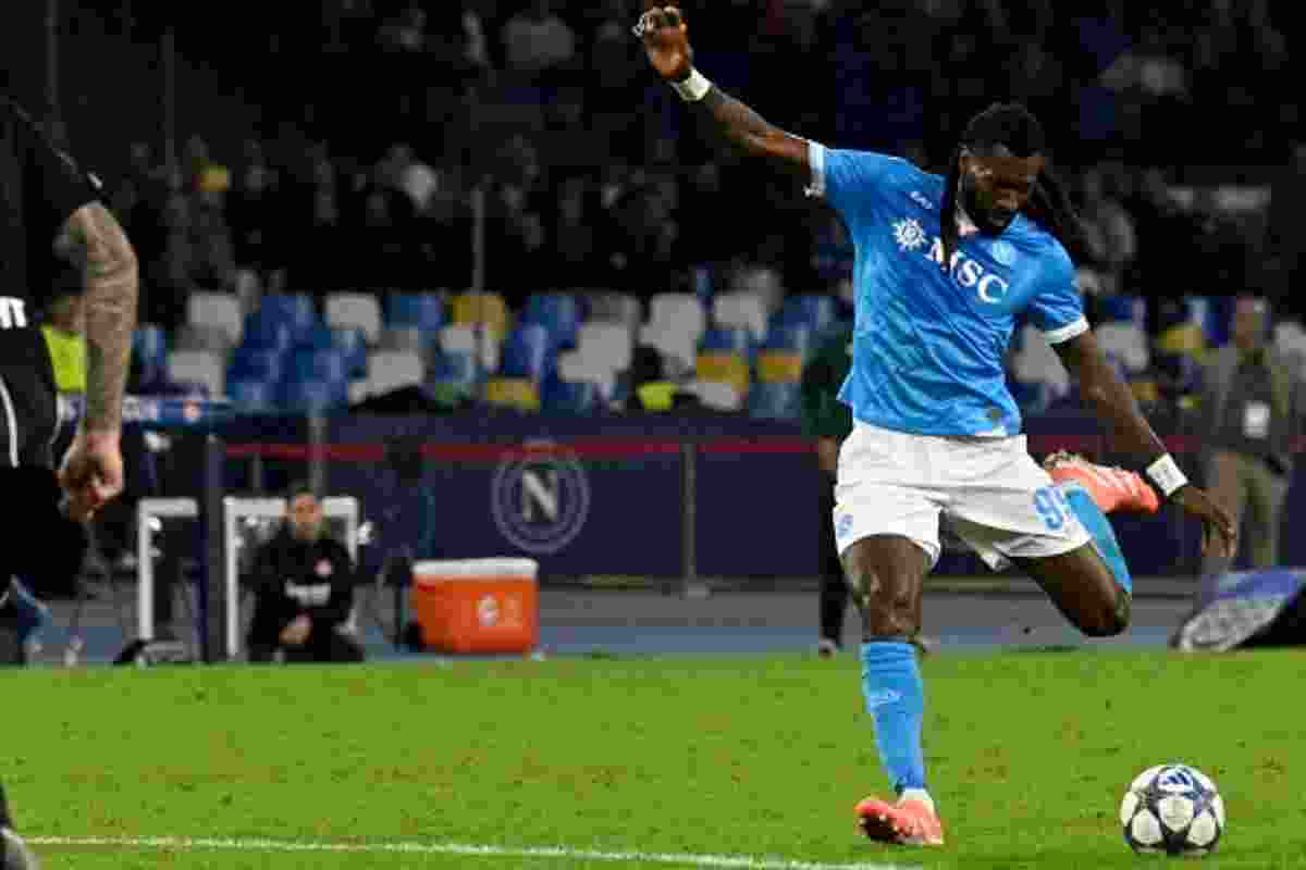 Frank Zambo Anguissa pronto a colpire il pallone per tirare