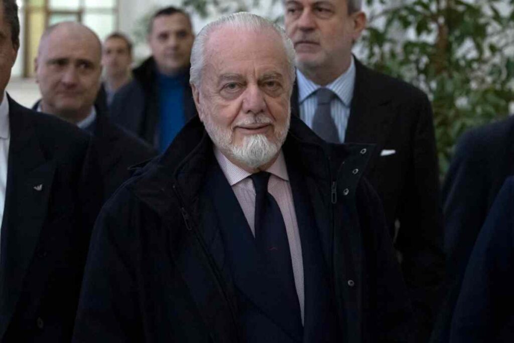 Aurelio De Laurentiis con sguardo verso l'obiettivo