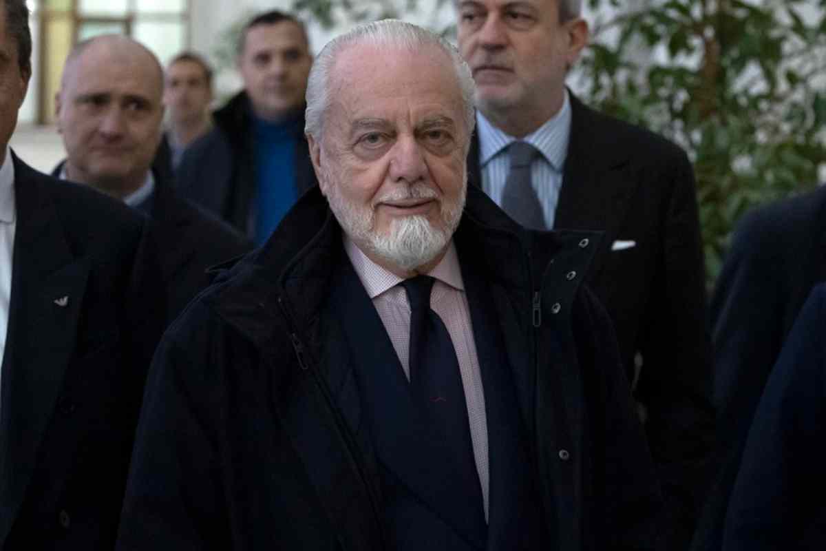 Aurelio De Laurentiis con sguardo verso l'obiettivo
