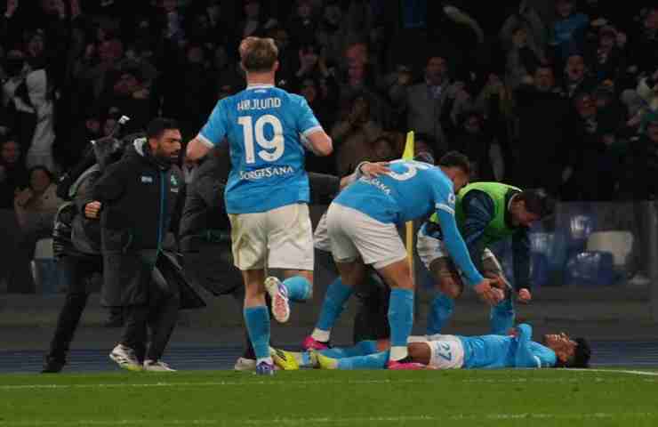 Esultanza dei giocatori del Napoli dopo il gol di Alisson alla Roma