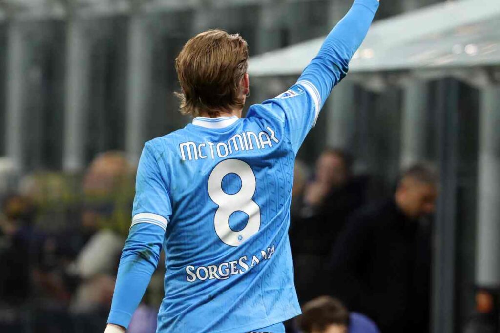 Scott McTominay di spalle col braccio alzato con la maglia del Napoli