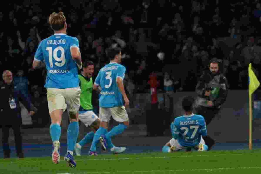 Calciatori del Napoli esultano dopo un gol