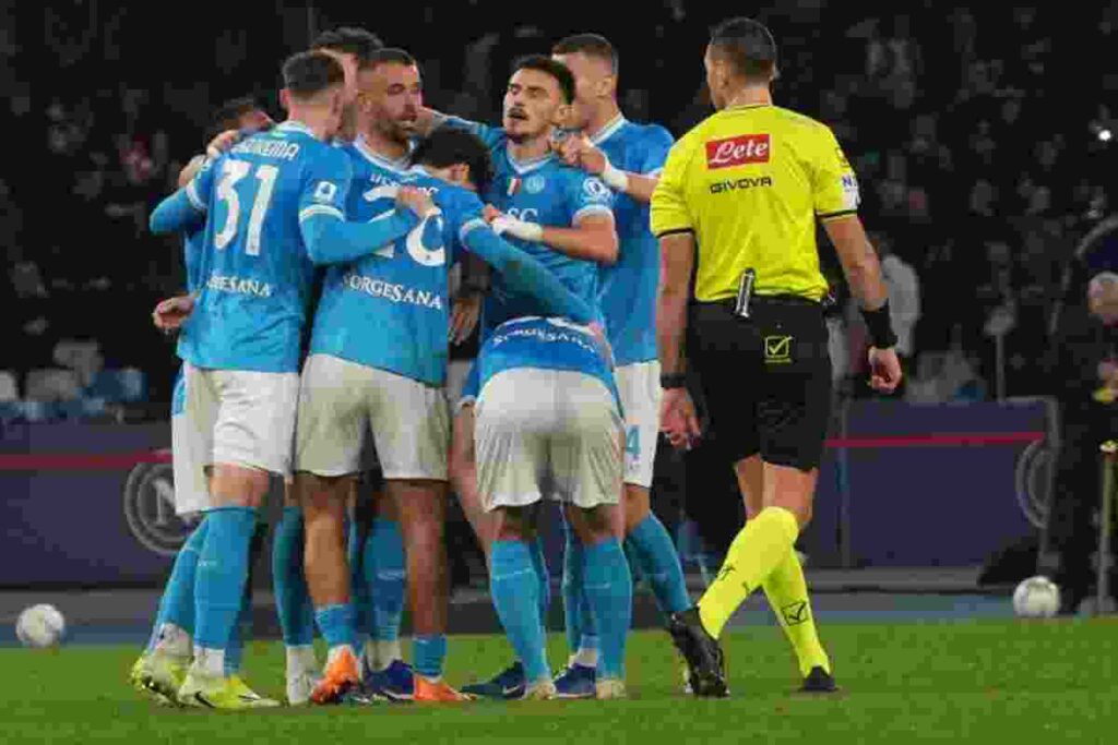 Calciatori del Napoli che esultano dopo un gol