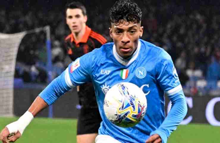 Il brasiliano Alisson del Napoli mentre controlla il pallone