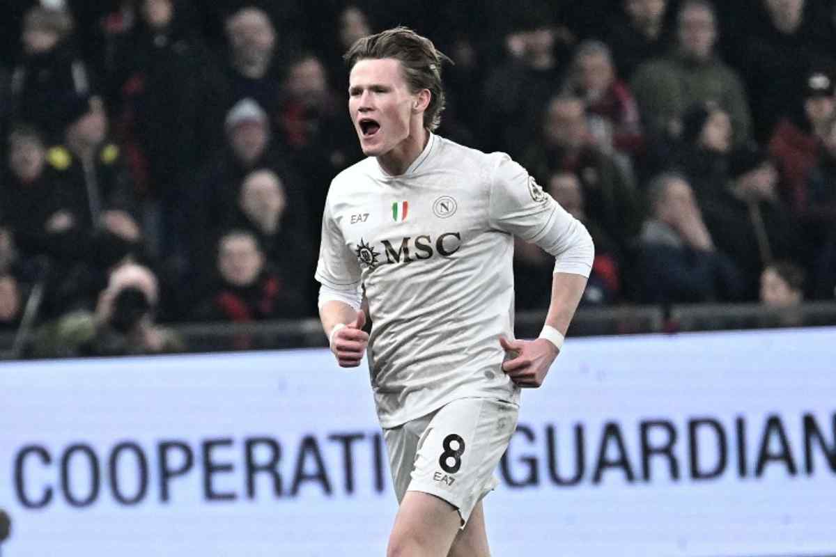 Scott McTominay con tenuta da gioco bianca del Napoli mentre esulta