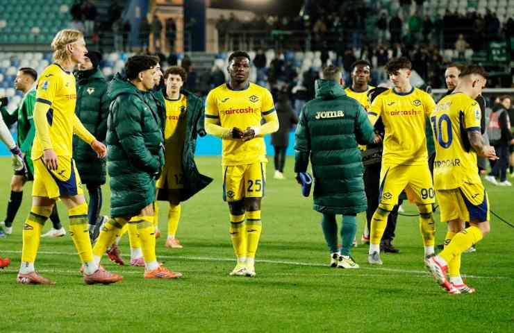 Calciatori del Verona con tenuta di gioco e con tuta e giacconi