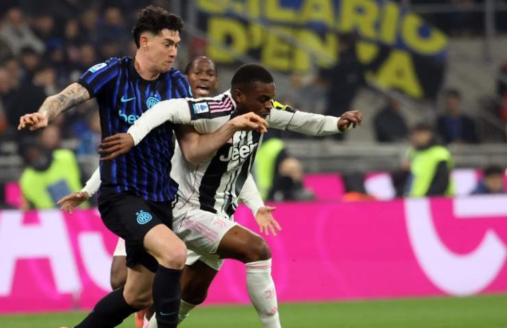 Alessandro Bastoni e Pierre Kalulu lottano per il pallone