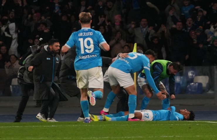 Alisson festeggia un gol con Hoijlund ed un altro compagno del Napoli