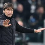 Antonio Conte mima il gesto di stare calmi