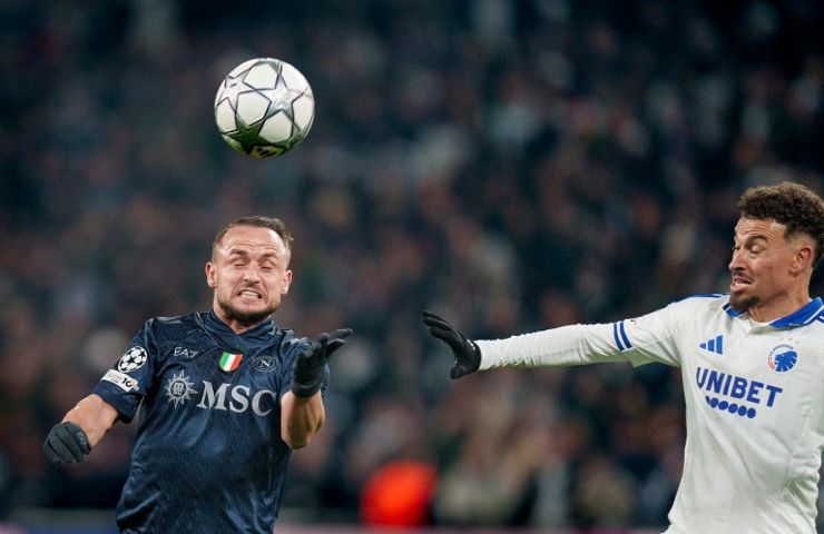 Stan Lobotka colpisce il pallone di testa contrastato da un avversario