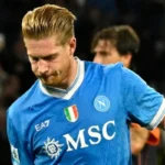 Kevin De Bruyne in maglia Napoli con una smorfia di sfiducia sul viso