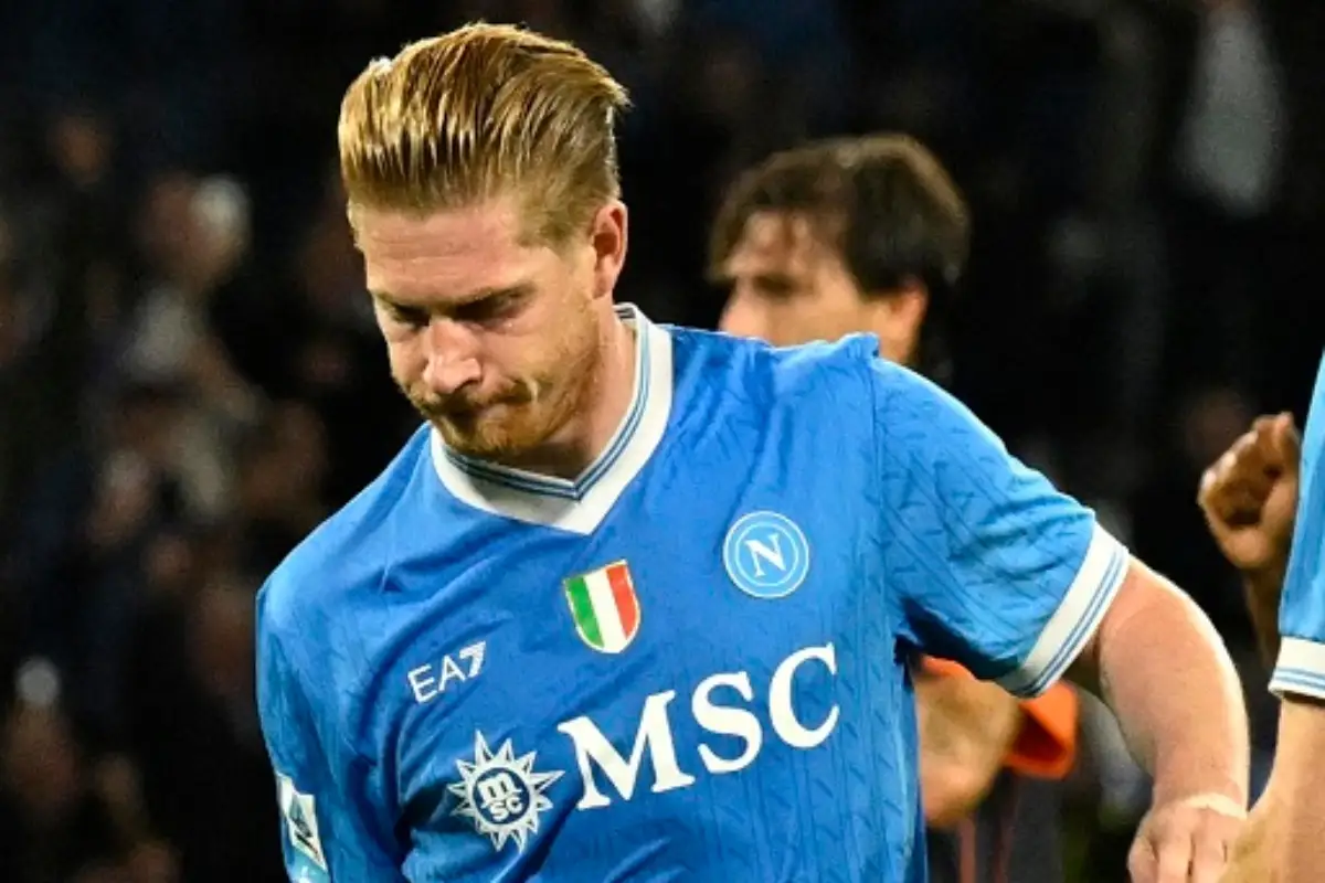 Kevin De Bruyne in maglia Napoli con una smorfia di sfiducia sul viso