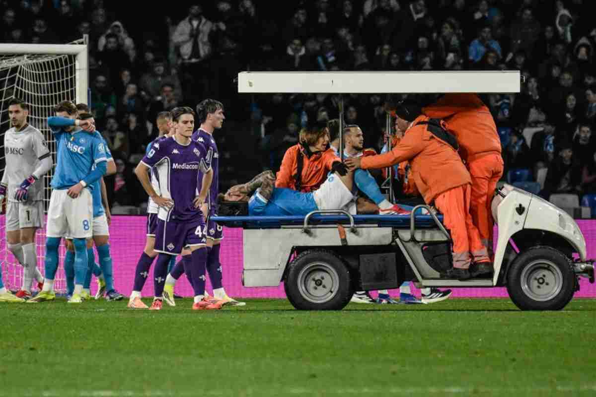 Giovanni Di Lorenzo esce dolorante mani al volto sull'automobile