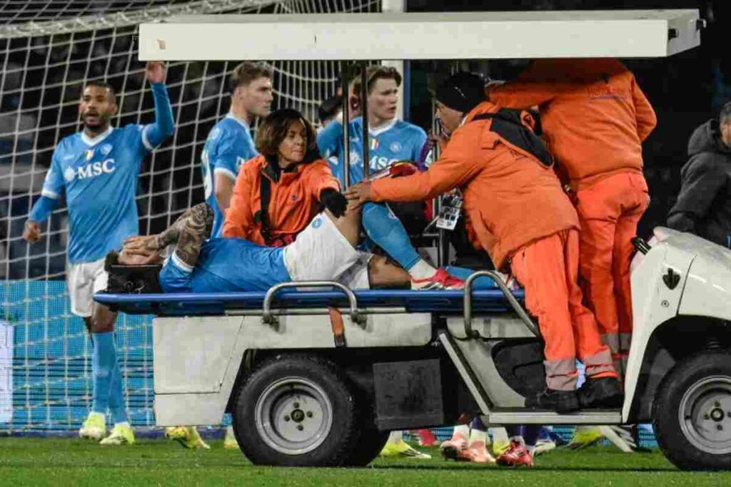 Giovanni Di Lorenzo dolorante sull'automedica