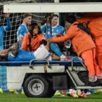 Giovanni Di Lorenzo dolorante sull'automedica