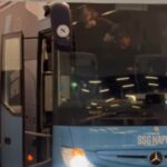 Il pullman del Napoli che raggiunge lo stadio
