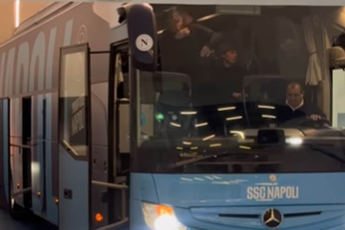 Il pullman del Napoli che raggiunge lo stadio