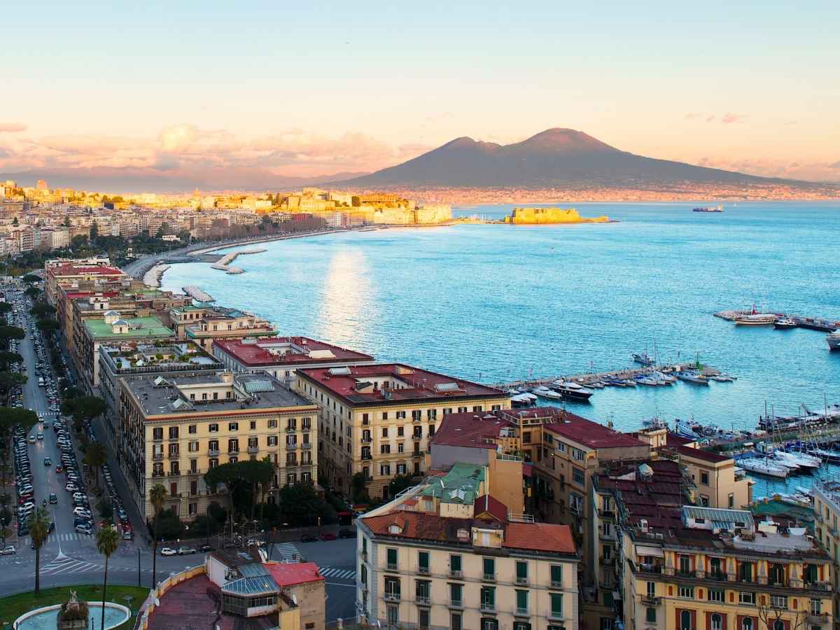Il sole su Napoli