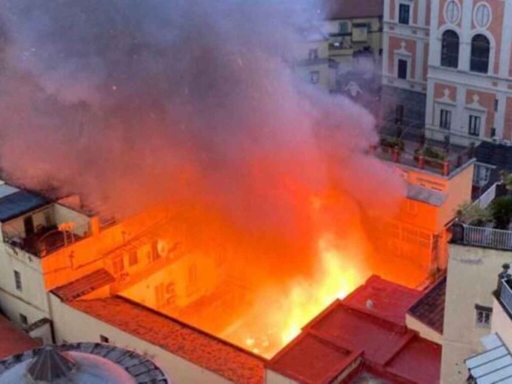 Incendio al Teatro Sannazaro di Napoli