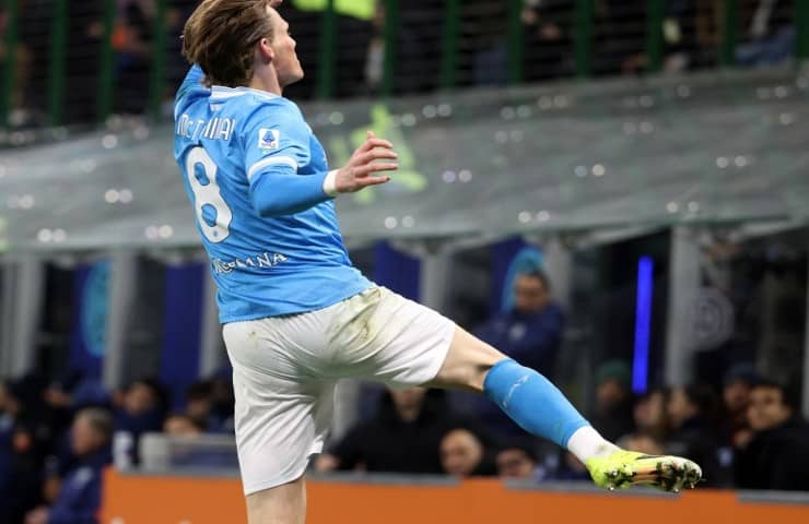 Scott McTominay esulta in maglia azzurra
