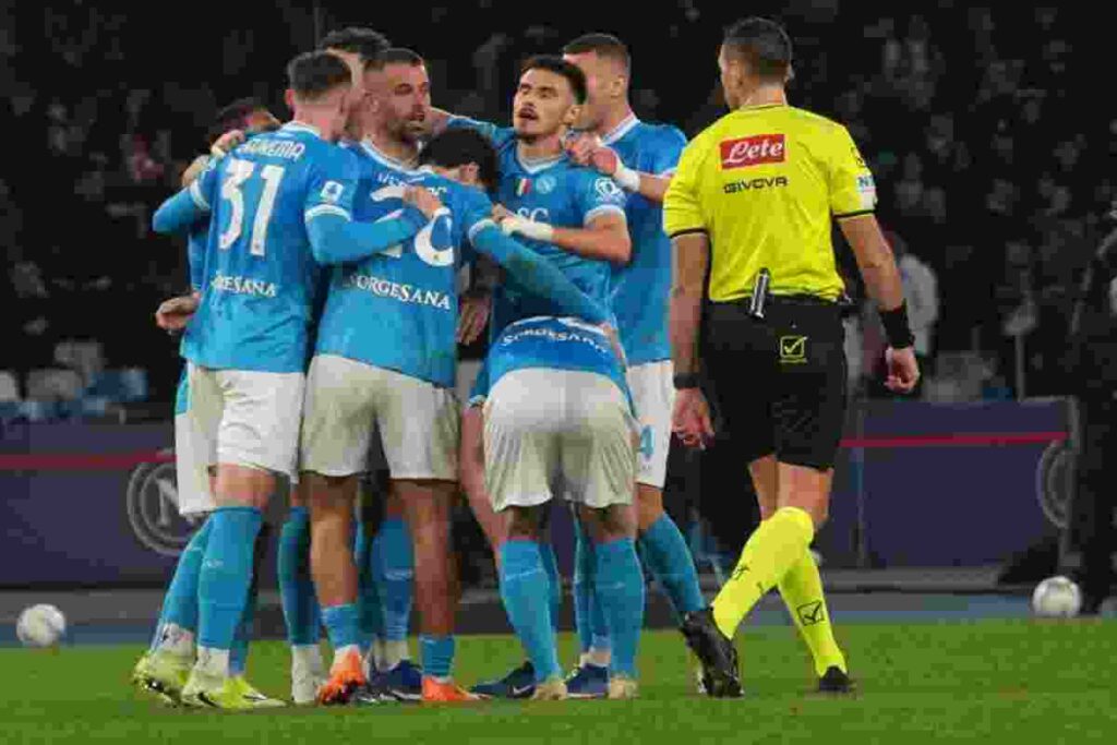 Calciatori del Napoli esultano insieme dopo un gol