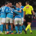 Calciatori del Napoli esultano insieme dopo un gol