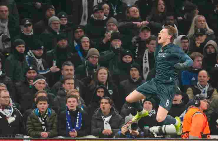 McTominay esulta dopo un gol coi tifosi avversari sullo sfondo
