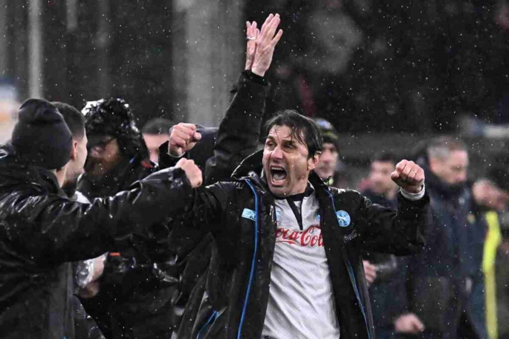 Antonio Conte esulta sotto la pioggia