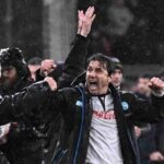 Antonio Conte esulta sotto la pioggia