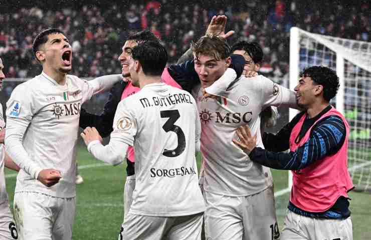 Calciatori del Napoli esultano dopo un gol