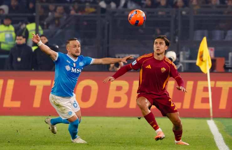 Stanislav Lobotka del Napoli e Paulo Dybala della Roma lottano per il pallone