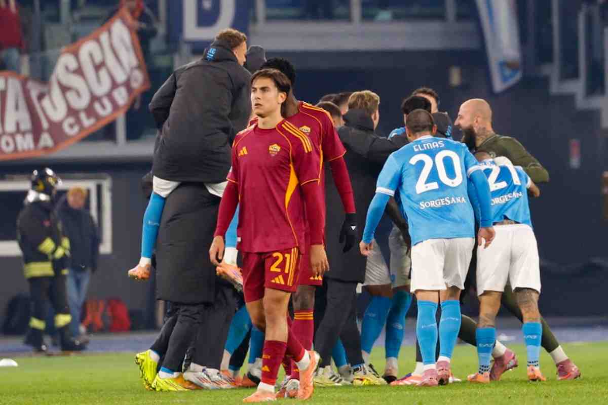 Calciatori del Napoli esultano con Paulo Dybala in primo piano