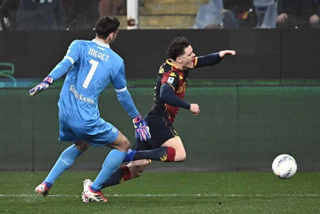 Vitinha cade dopo un contatto col portiere del Napoli Meret