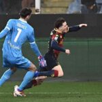 Vitinha cade dopo un contatto col portiere del Napoli Meret