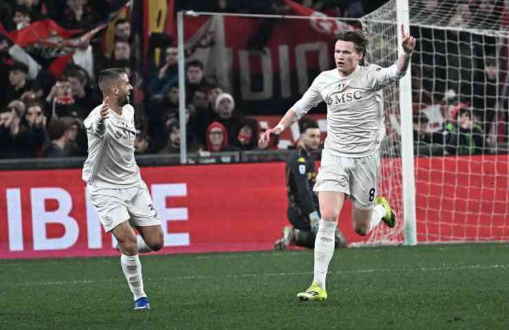 Scott McTominay esulta con Leonardo Spinazzola dopo avere segnato un gol